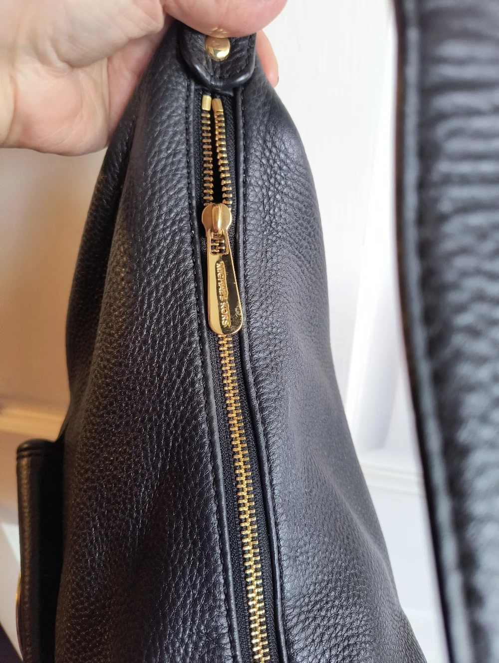 Michael Kors Fulton Large Black Leather Shoulder Bucket Bag EUC - Picture 8 of 13